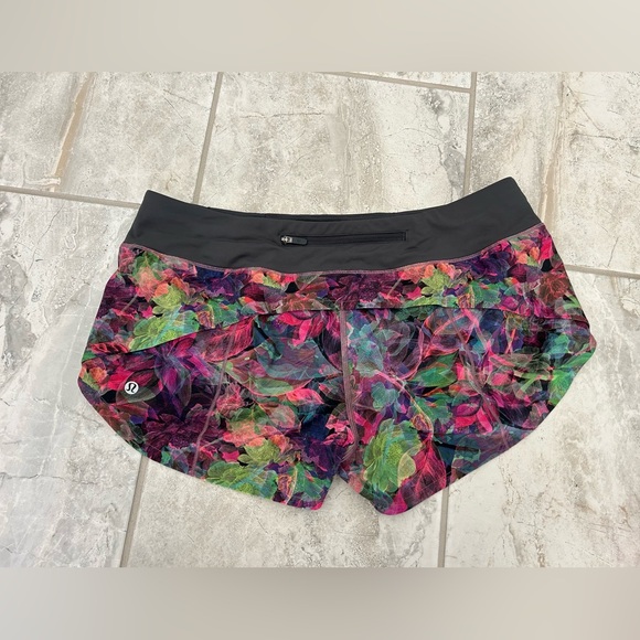 Lululemon Speed Up Low-Rise Lined Short 2.5" Vivid Floral Tone Multi
Size 10 - Picture 7 of 12